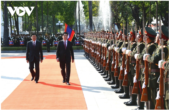 Chủ tịch nước Lương Cường và Tổng Bí thư, Chủ tịch nước Lào Thongloun Sisoulith duyệt đội danh dự Lào.