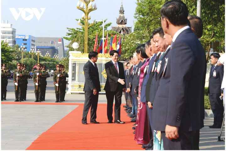Tổng Bí thư, Chủ tịch nước Lào Thongloun Sisoulith giới thiệu đoàn cấp cao Lào tại lễ đón chính thức.