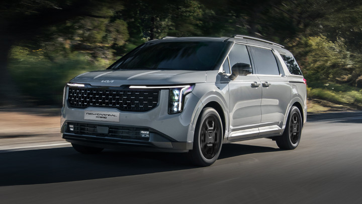 Kia New Carnival Hybrid tạo nên sức hút nhờ khả năng vận hành vượt trội, trang bị tiện ích và công nghệ xanh, an toàn.