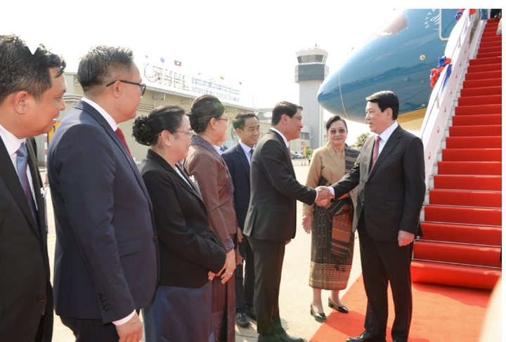 Lãnh đạo Nhà nước Lào đón Chủ tịch nước Lương Cường tại sân bay Quôc tế Wattay.