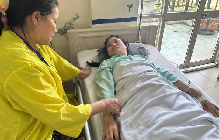 Bà Mến túc trực bên giường bệnh của con gái.