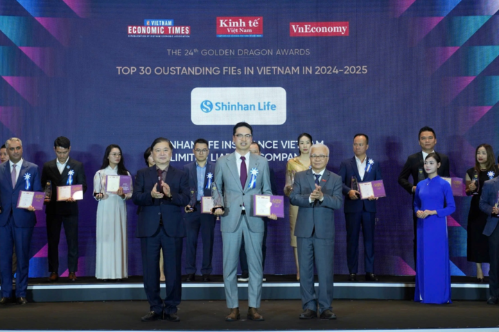 Ông Bae Seung Jun - Tổng Giám đốc Shinhan Life Việt Nam (giữa) - vinh dự nhận giải thưởng Rồng Vàng 2025.