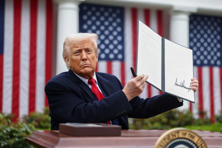 Chính sách thuế quan đối ứng của Tổng thống Mỹ Donald Trump khiến nước Mỹ đảo lộn. (Ảnh: EPA)
