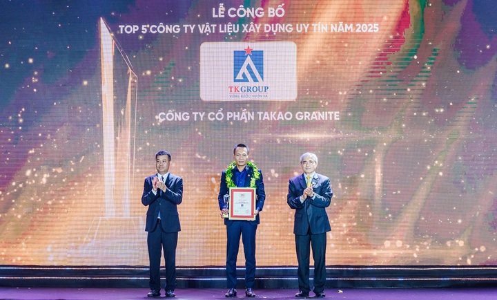 Ông Vũ Hồng Duy - Phó Tổng Giám đốc Công ty Cổ phần Takao - nhận giải thưởng Top 5 Công ty Vật liệu xây dựng uy tín năm 2025.