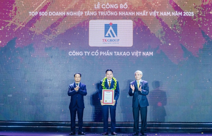 Ông Lê Đình Thắng - Phó Tổng Giám đốc Công ty Cổ phần Takao - nhận giải thưởng FAST500.