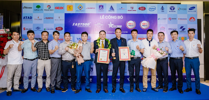 Đại diện các nhà phân phối chúc mừng Takao vinh dự đạt cú đúp giải thưởng lớn năm 2025.