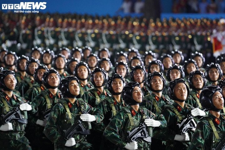 Trực tiếp: Biển người đổ về xem sơ duyệt diễu binh, diễu hành mừng Đại lễ 30/4 - 6