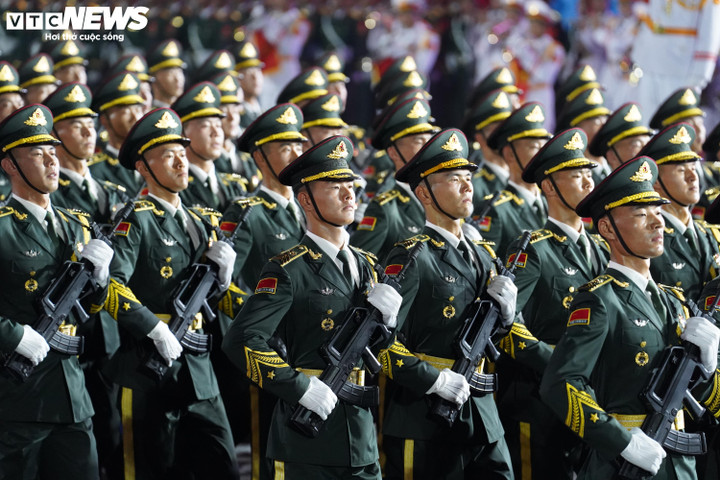 Quân đội Trung Quốc tham gia diễu binh.