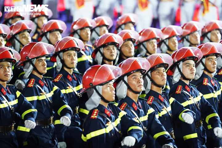 Trực tiếp: Biển người đổ về xem sơ duyệt diễu binh, diễu hành mừng Đại lễ 30/4 - 3