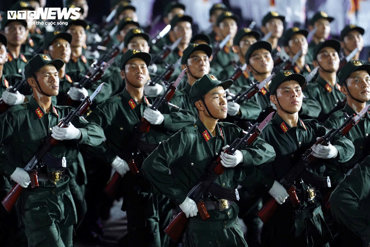 Đoàn diễu binh, diễu hành di chuyển từ đầu đường Lê Duẩn (gần Thảo Cầm Viên) đến Hội trường Thống Nhất, sau đó chia thành 4 tuyến về điểm tập kết.