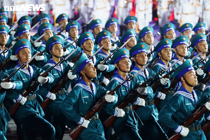 Trực tiếp: Biển người đổ về xem sơ duyệt diễu binh, diễu hành mừng Đại lễ 30/4 - 4