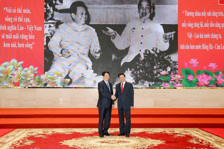 Chủ tịch nước Lương Cường và Tổng Bí thư, Chủ tịch nước Lào Thongloun Sisoulith tại buổi giao lưu.