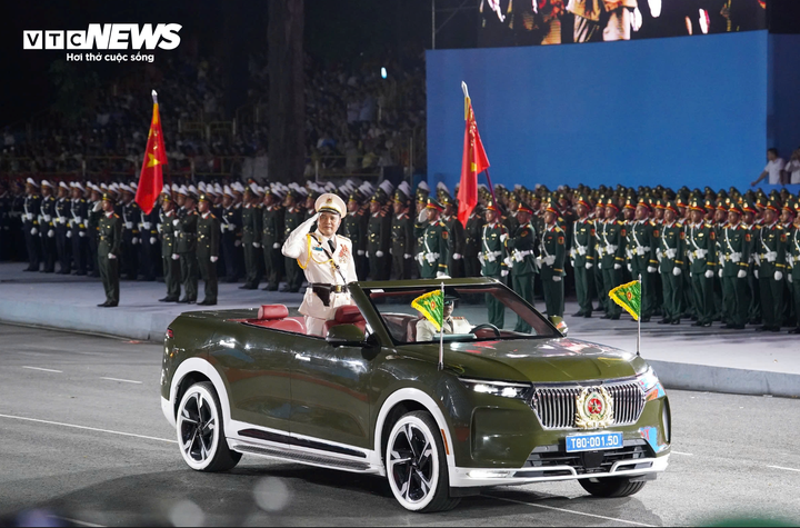 Chiếc xe mui trần được sử dụng làm xe tiêu binh dẫn đầu đoàn diễu hành của các lực lượng vũ trang được chế tác từ nguyên mẫu là một chiếc VinFast VF 9.
