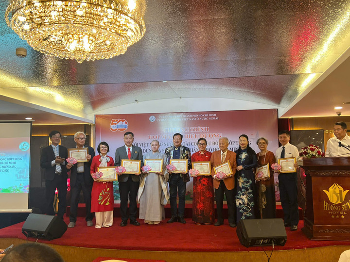 Ủy ban về người Việt Nam ở nước ngoài TP.HCM biểu dương, tặng Giấy khen cho 50 cá nhân người Việt Nam ở nước ngoài có nhiều đóng góp.