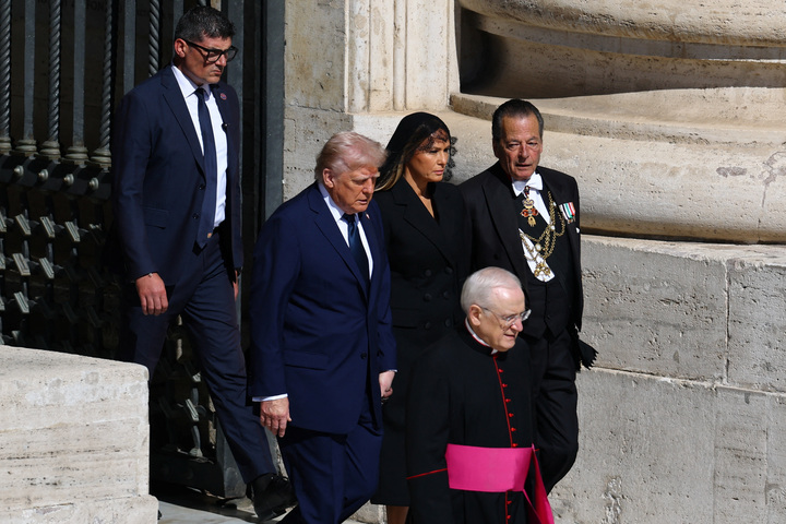 Tổng thống Mỹ Donald Trump và phu nhân đến dự tang lễ Giáo hoàng. (Ảnh: Reuters)