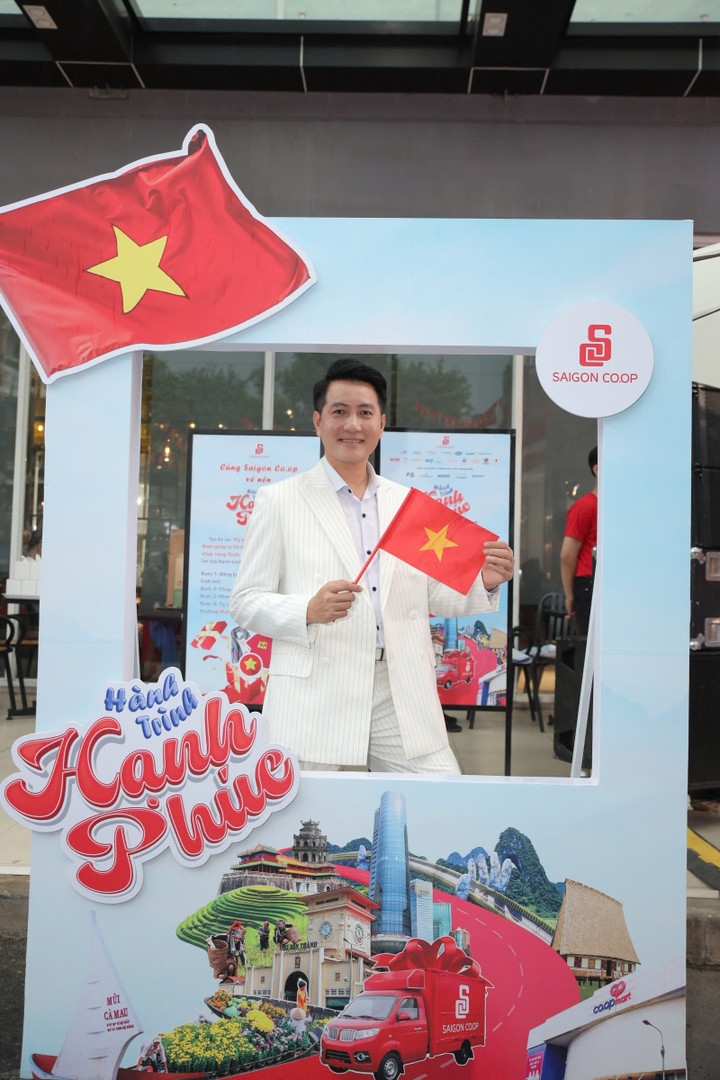 Ca sĩ Nguyễn Phi Hùng check in cùng Hành trình hạnh phúc.