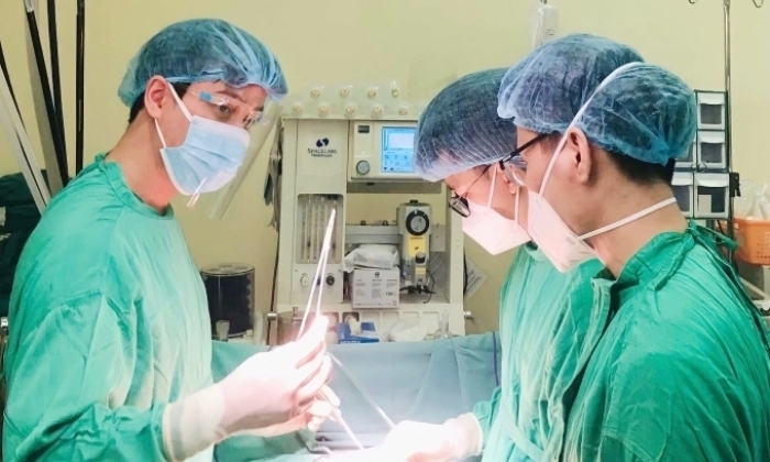 Bác sĩ Nam trong một ca phẫu thuật ung thư dạ dày cho bệnh nhân.