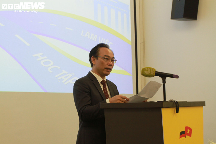 Thứ trưởng Giáo dục và Đào Tạo PGS. TS. Hoàng Minh Sơn.