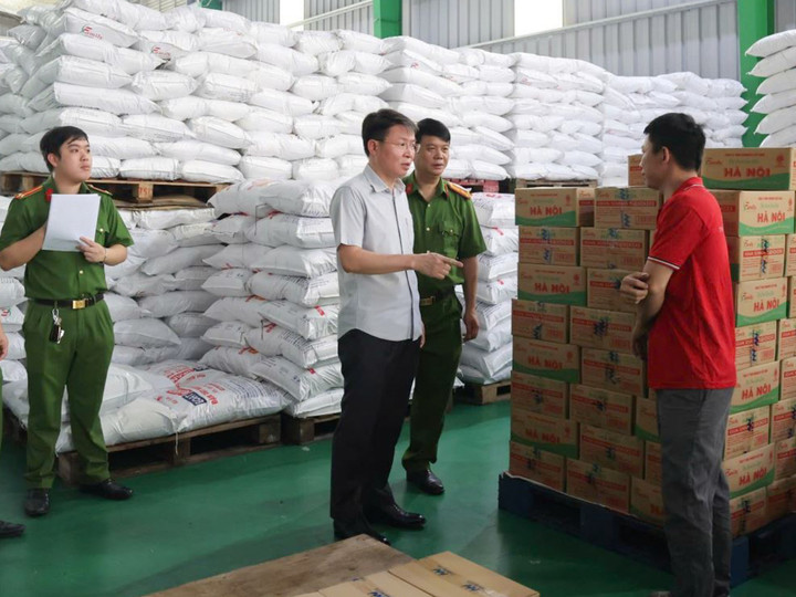 Đại tá Nguyễn Minh Tuấn, Giám đốc công an tỉnh Phú Thọ trực tiếp có mặt tại xưởng sản xuất của Công ty TNHH Famimoto Việt Nam.