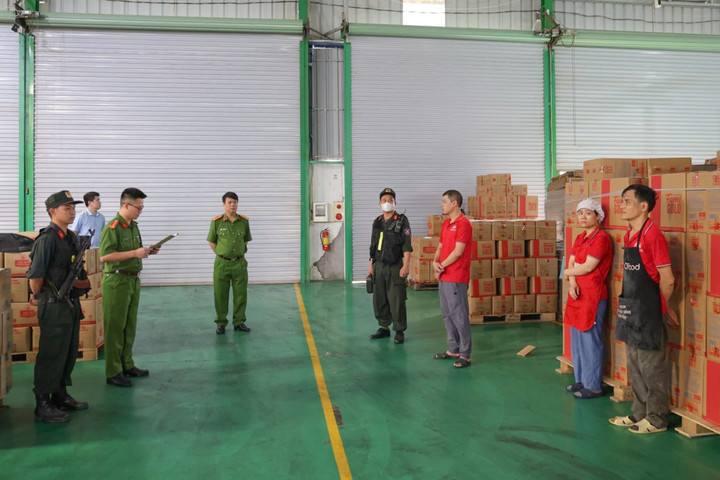 Bước đầu, Nguyễn Văn Hưng, Giám đốc Công ty TNHH Famimoto Việt Nam khai nhận đã mua mì chính và dầu ăn nguyên liệu từ Công ty TNHH Thương mại Quang Thanh (quận Hoàng Mai, Hà Nội), sau đó san chia, đóng gói vào bao bì mang nhãn hiệu “Bột ngọt Boat Brand” (xuất xứ Singapore) và “Bột ngọt Famimoto” (công nghệ Nhật Bản).