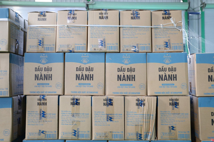 Đối với dầu ăn, công ty sang chiết, đóng chai thành hai loại là “Dầu ăn thượng hạng Boat Brand” và “Dầu thực vật Fami Gold”.