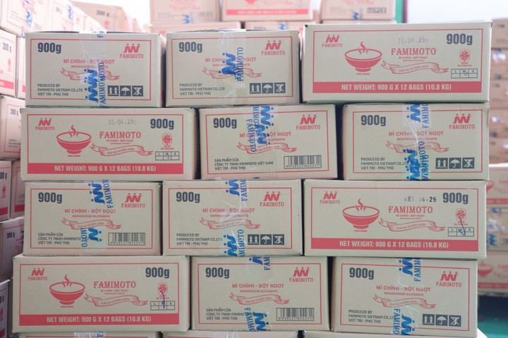 Về nguyên liệu để sản xuất “Bột canh cao cấp Hà Nội” và “Hạt nêm Bếp Hồng Việt”, Công ty TNHH Famimoto Việt Nam mua nguyên liệu từ nhiều đơn vị khác nhau, sau đó phối trộn với tỷ lệ nhất định, thực hiện một số công đoạn như tạo hạt, sấy khô… rồi đóng trong các túi nilon với quy cách 400g/túi với bột canh và 5 kg/túi đối với hạt nêm.