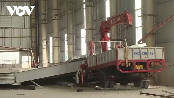 Nhà xưởng bị sập khi đang cải tạo.