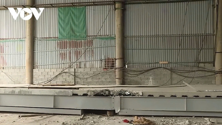 Bên trong nhà xưởng bị sập.