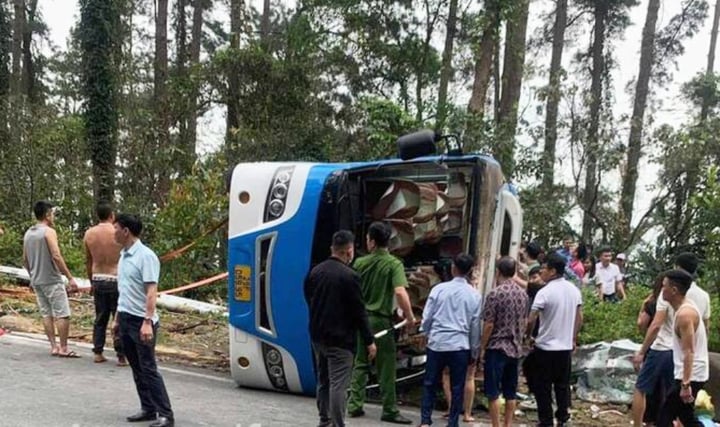 Hiện trường vụ lật xe khách trên đèo Tam Đảo khiến 4 người chết.