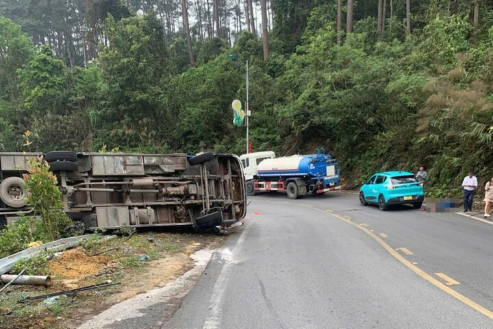 Vụ tai nạn khiến 2 người chết, 11 người bị thương.