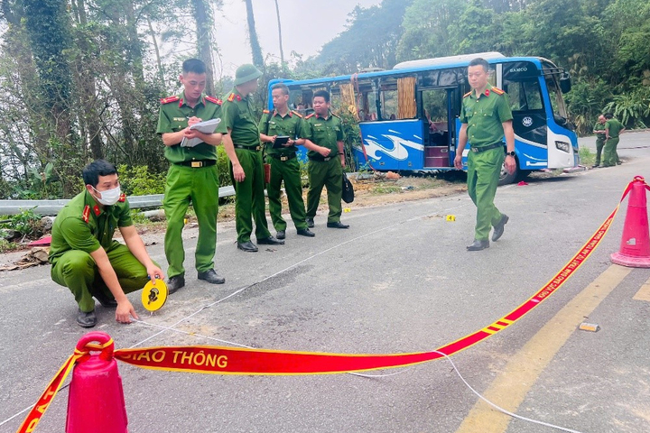 Công an tỉnh Vĩnh Phúc dựng hiện trường vụ tai nạn. (Ảnh: Công an cung cấp)