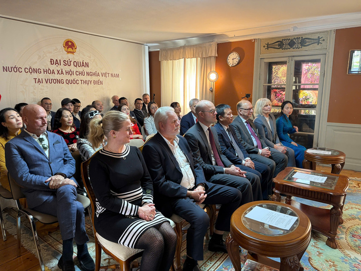 Quan khách và bạn bè quốc tế tại buổi chiếu phim kỷ niệm 50 năm Đại thắng mùa Xuân 1975.