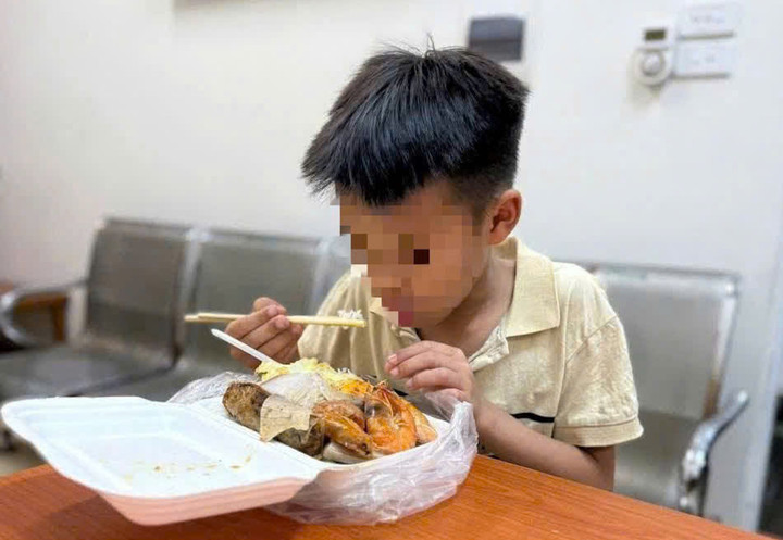 Bé P. được cán bộ công an chăm sóc.