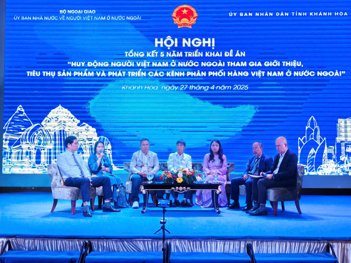 Các đại biểu thảo luận, trao đổi tại Hội nghị.