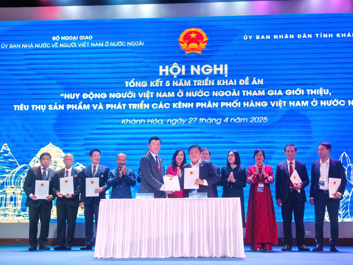 Lễ ký kết biên bản ghi nhớ hợp tác giữa các doanh nghiệp, tổ chức, cá nhân người Việt Nam ở nước ngoài với các đối tác trong nước.