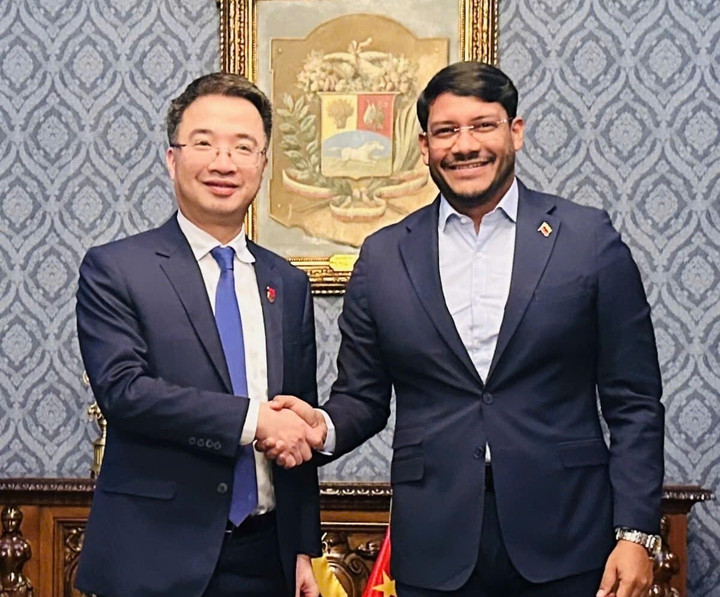 Bí thư Trung ương Đoàn, Chủ tịch Hội Liên hiệp Thanh niên Việt Nam Nguyễn Tường Lâm hội kiến Phó Chủ tịch phụ trách đối ngoại Đảng XHCN Thống nhất Rander Pena.