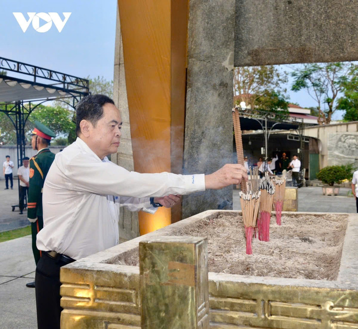 Chủ tịch Quốc hội Trần Thanh Mẫn dâng hương tại Nghĩa trang quốc gia đường 9.