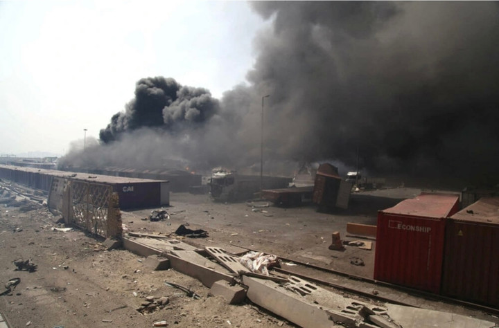 Khói bốc lên gần hiện trường vụ nổ tại cảng Shahid Rajaee của Iran ngày 26/4/2025. (Ảnh: Reuters)