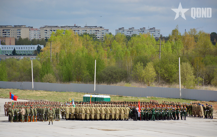 Các đoàn tập trung tại thao trường Alabino chuẩn bị hợp luyện.