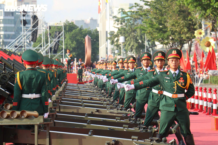 Các chiến sỹ vào vị trí. (Ảnh: Hoàng Thọ)