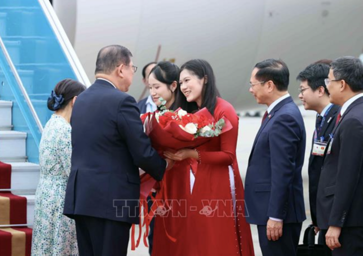 Thiếu nữ Hà Nội tặng hoa, chào mừng Thủ tướng Nhật Bản Ishiba Shigeru và Phu nhân thăm chính thức Việt Nam. (Ảnh: An Đăng/TTXVN