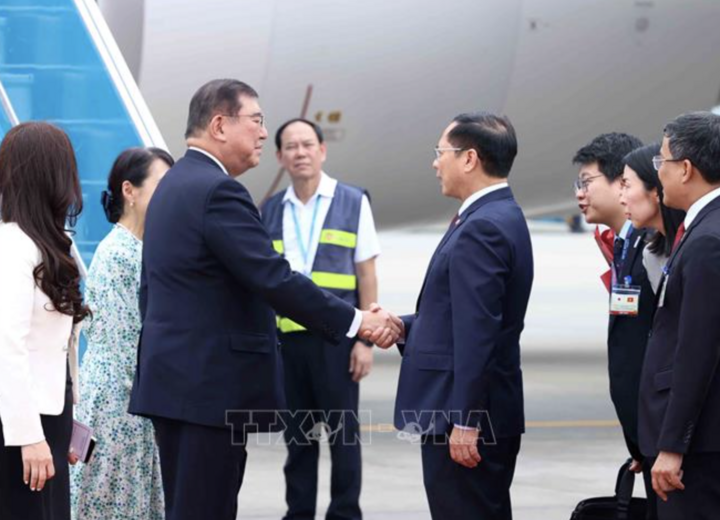 Phó Thủ tướng, Bộ trưởng Ngoại giao Bùi Thanh Sơn đón Thủ tướng Nhật Bản Ishiba Shigeru và Phu nhân tại Sân bay quốc tế Nội Bài. (Ảnh: An Đăng/TTXVN)