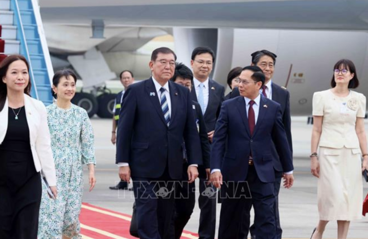 Phó Thủ tướng, Bộ trưởng Ngoại giao Bùi Thanh Sơn đón Thủ tướng Nhật Bản Ishiba Shigeru và Phu nhân tại Sân bay quốc tế Nội Bài. (Ảnh: An Đăng/TTXVN)