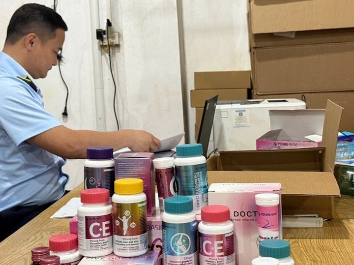 Những sản phẩm vitamin, collagen vừa bị thu giữ.