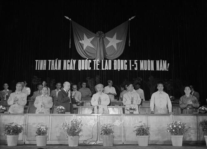 Chủ tịch Hồ Chí Minh dự Lễ kỷ niệm Ngày Quốc tế Lao động 1/5/1955. (Ảnh: Tư liệu TTXVN)