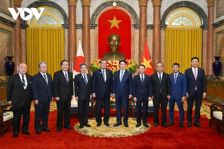 Chủ tịch nước Lương Cường và Thủ tướng Nhật Bản Ishiba Shigeru chụp ảnh chung.