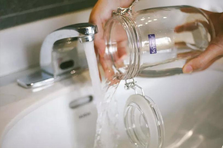 Sử dụng lọ thủy tinh có nắp đậy chặt để ngâm mơ. (Ảnh: Zhuanlan)