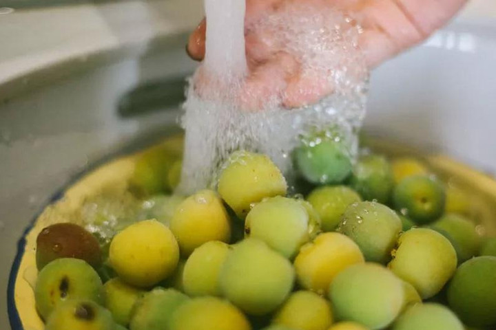 Cách ngâm rượu mơ không khó. (Ảnh: Zhuanlan)