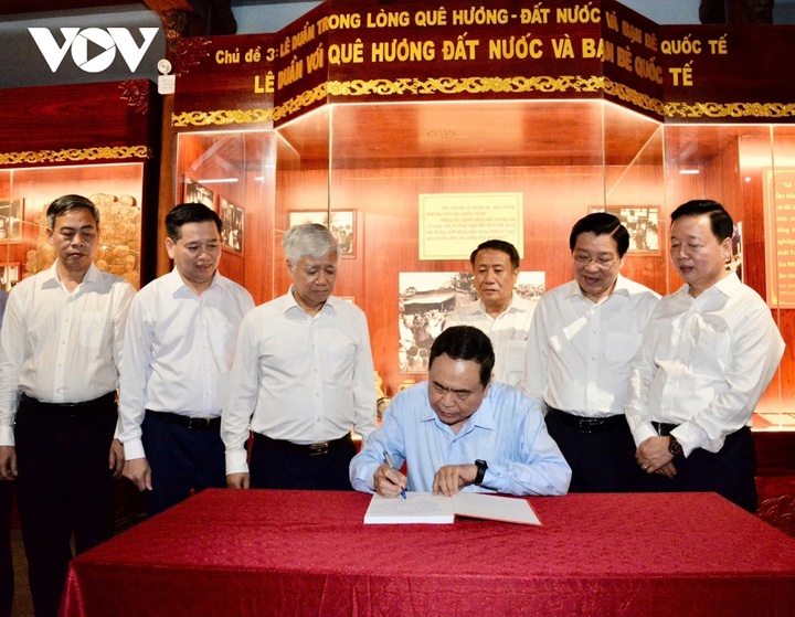 Chủ tịch Quốc hội ghi sổ vàng lưu niệm tại Khu lưu niệm Tổng Bí thư Lê Duẩn.