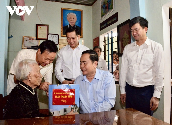 Chủ tịch Quốc hội Trần Thanh Mẫn và Đoàn công tác tới thăm, tặng quà Mẹ Việt Nam Anh hùng Đào Thị Vui.